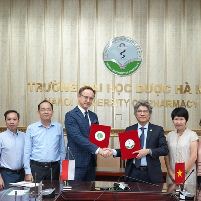 TIẾP HIỆU TRƯỞNG TRƯỜNG ĐẠI HỌC Y BIALYSTOK, BA LAN VÀ KÝ GHI NHỚ ĐỊNH HƯỚNG HỢP TÁC GIỮA TRƯỜNG ĐẠI HỌC DƯỢC HÀ NỘI VÀ ĐẠI HỌC Y BIALYSTOK